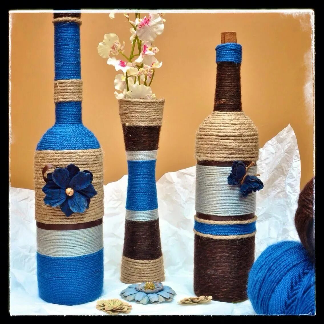 декор стеклянной бутылки шпагатом. декорирование бутылочки вязальными нитками. ваза из бутылки. ваза из бутылки и ниток шерстяных. бутылку сделать нитками.