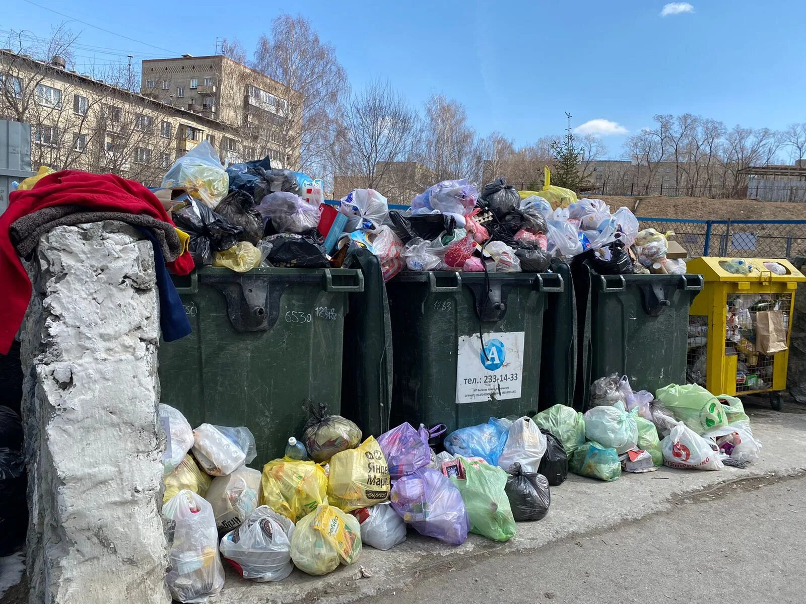 Забастовка мусорщиков в Новосибирске. Новосибирск помойка. Переполненная мусорка.