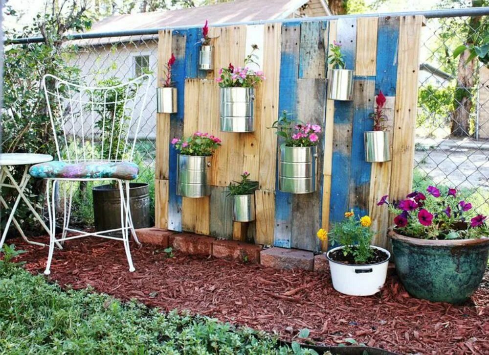 Где в огороде можно использовать. Декор для сада и огорода. Декор дачного участка. Креативные идеи для дачи. Идеи для дачи и сада.