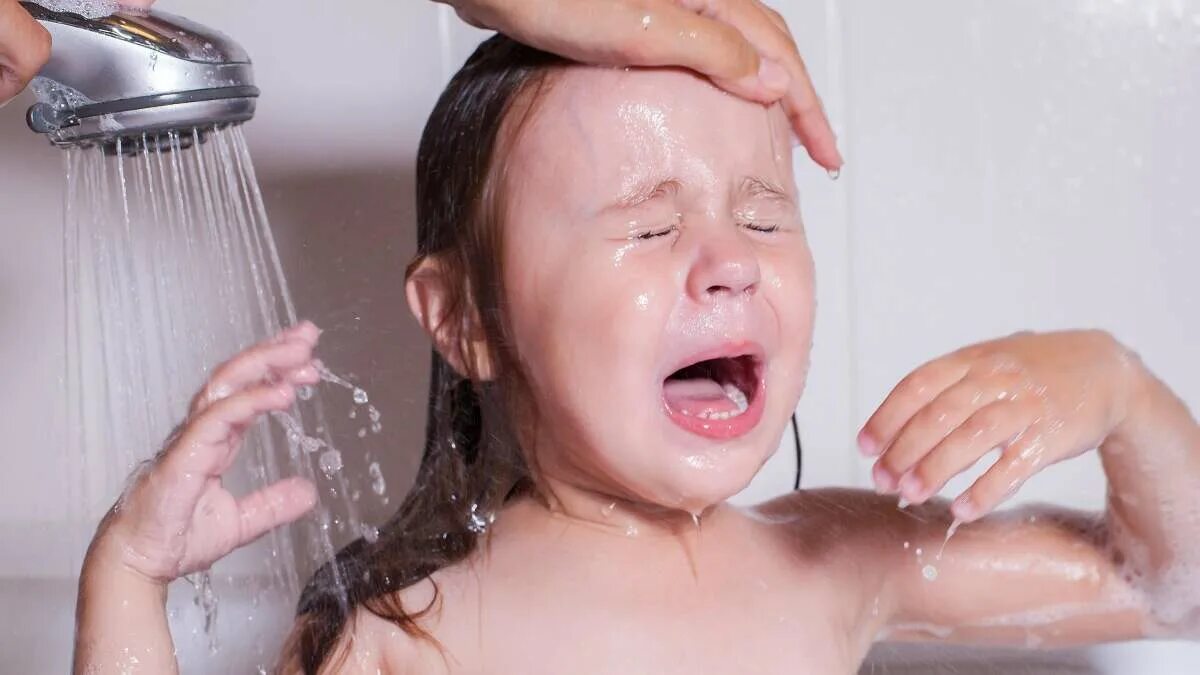 Конченая мамам. Видео про смывающего ребенка. Father washing hair. Мама с ребёнком чистят умываються. Поядки розовым шампунем ребенку фото.