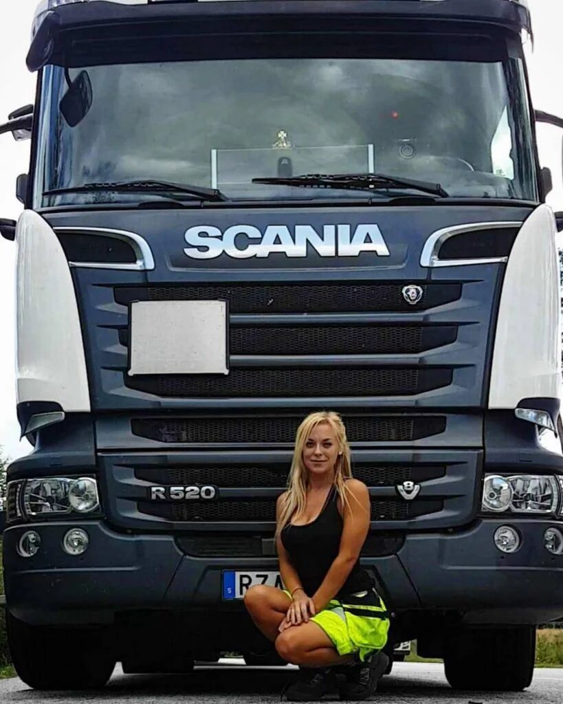 Дальнобойщица анжелика ларссон из швеции. Дальнобой девчонки ах девчонки ой. Девушка за рулем фуры. Дальнобой девчонки ах девчонки ой. Клип девушка за рулем.