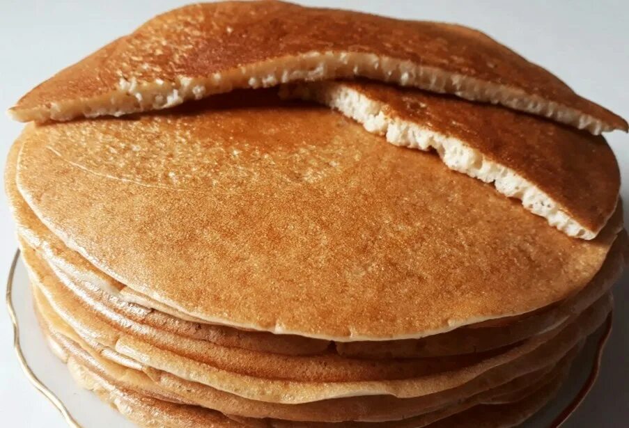 Блинчики на дрожжах рецепт. Дрожжевые блины. Дрожжевые блины. Блинчики на дрожжах рецепт. Вкусные пышные блины.