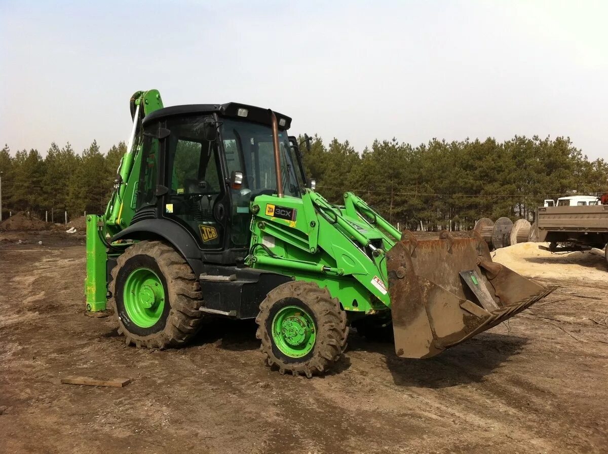 Экскаватор погрузчик зеленый. JCB зеленый. Экскаватор-погрузчик JCB зелёного цвета. JCB зеленого цвета.