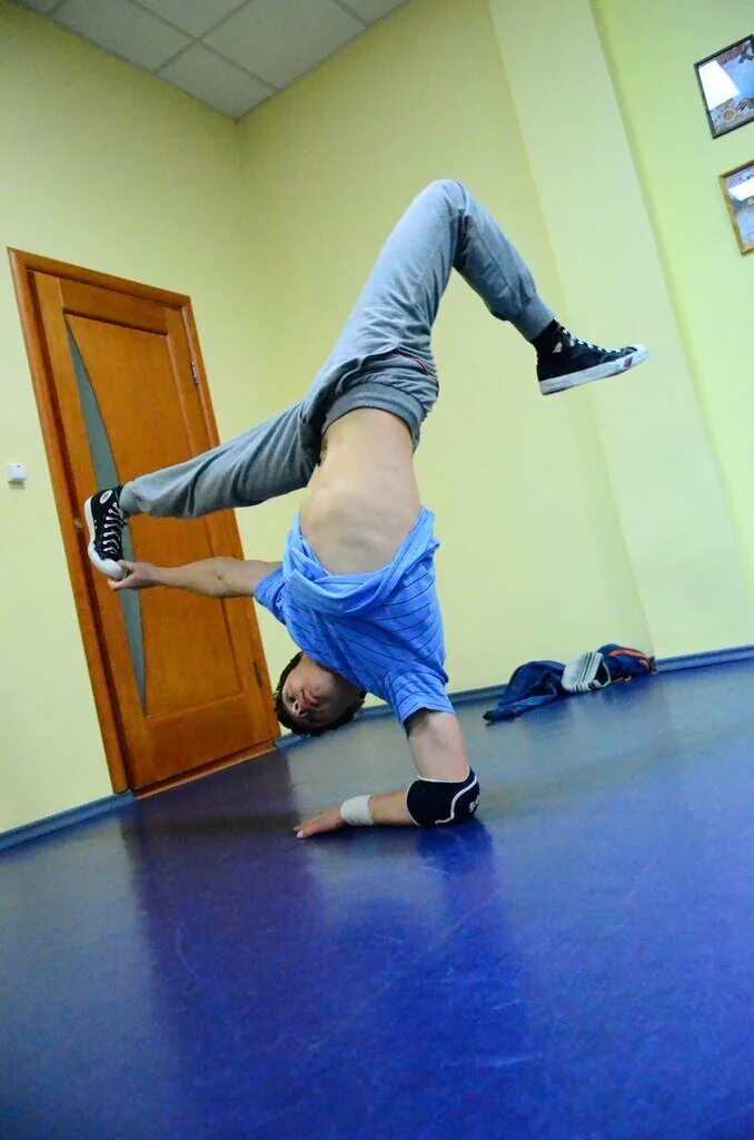 Скул брейк. Мастер класс по брейк дансу. Батл по брейк дансу. Виталий башкирцев брейк данс. E break.