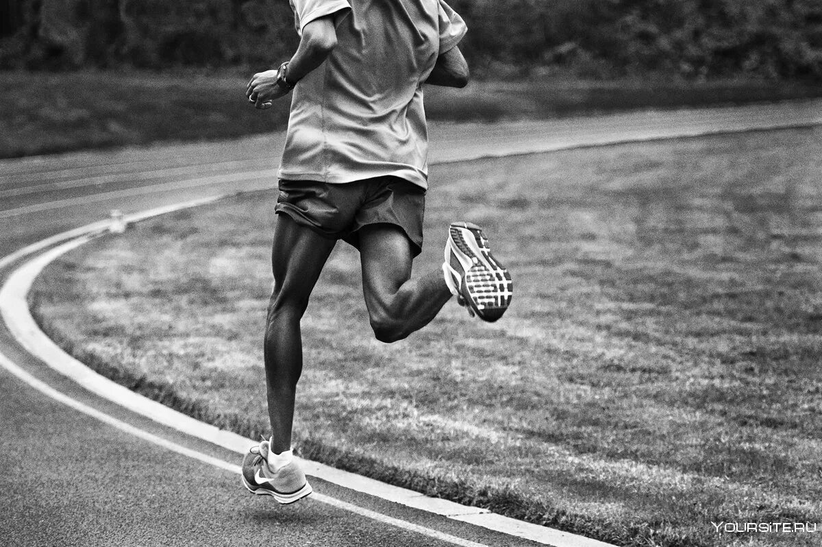 Running white. Питер Майер канадский марафонец. Nike Running. Спорт бег. Спортсмен бежит.