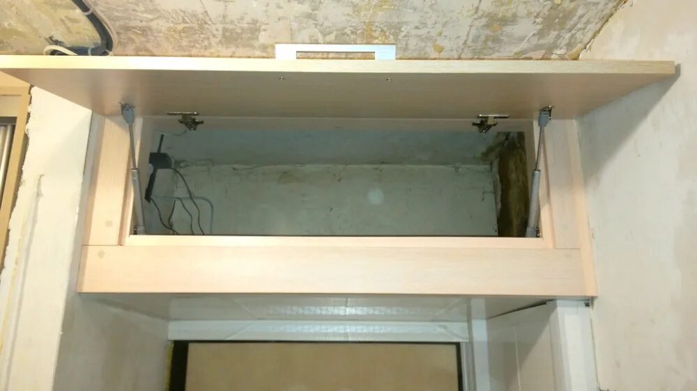 Антресоль над дверью. Раздвижные дверцы для антресолей. Дверцы для антресоли. Раздвижные антресольные двери ikm15. Сдвижные дверцы для антресолей.