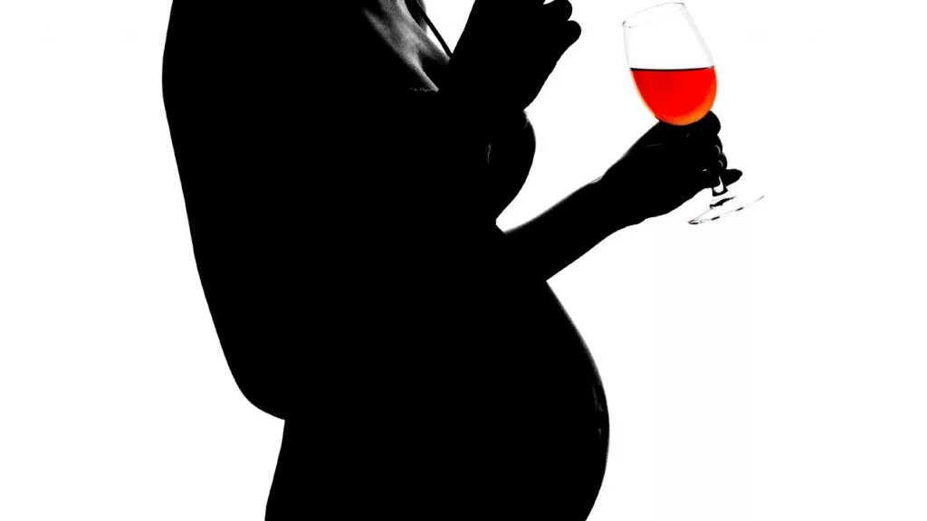 Девушка с бокалом. Алкоголь и беременность. Пьющие беременные женщины.