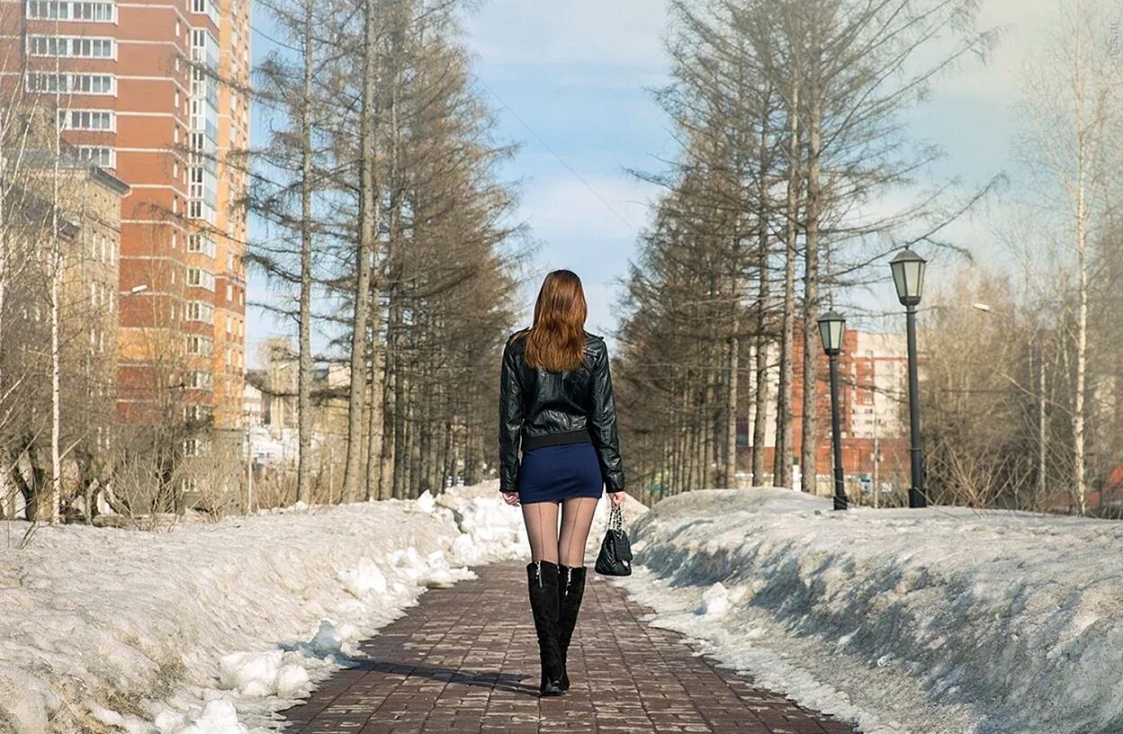 Короткие юбки на улице. Красивые ноги в юбке. Русские девушки на улицах городов. Мини юбки в городе. В короткой юбке по городу.