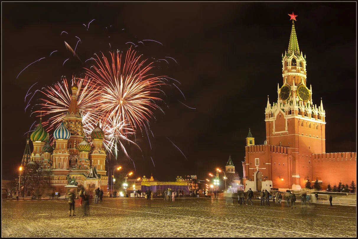 Кремлевский праздник. Москва Кремль салют. Спасская башня Кремля салют. Москва красная площадь салют. Московский Кремль и красная площадь 2022.