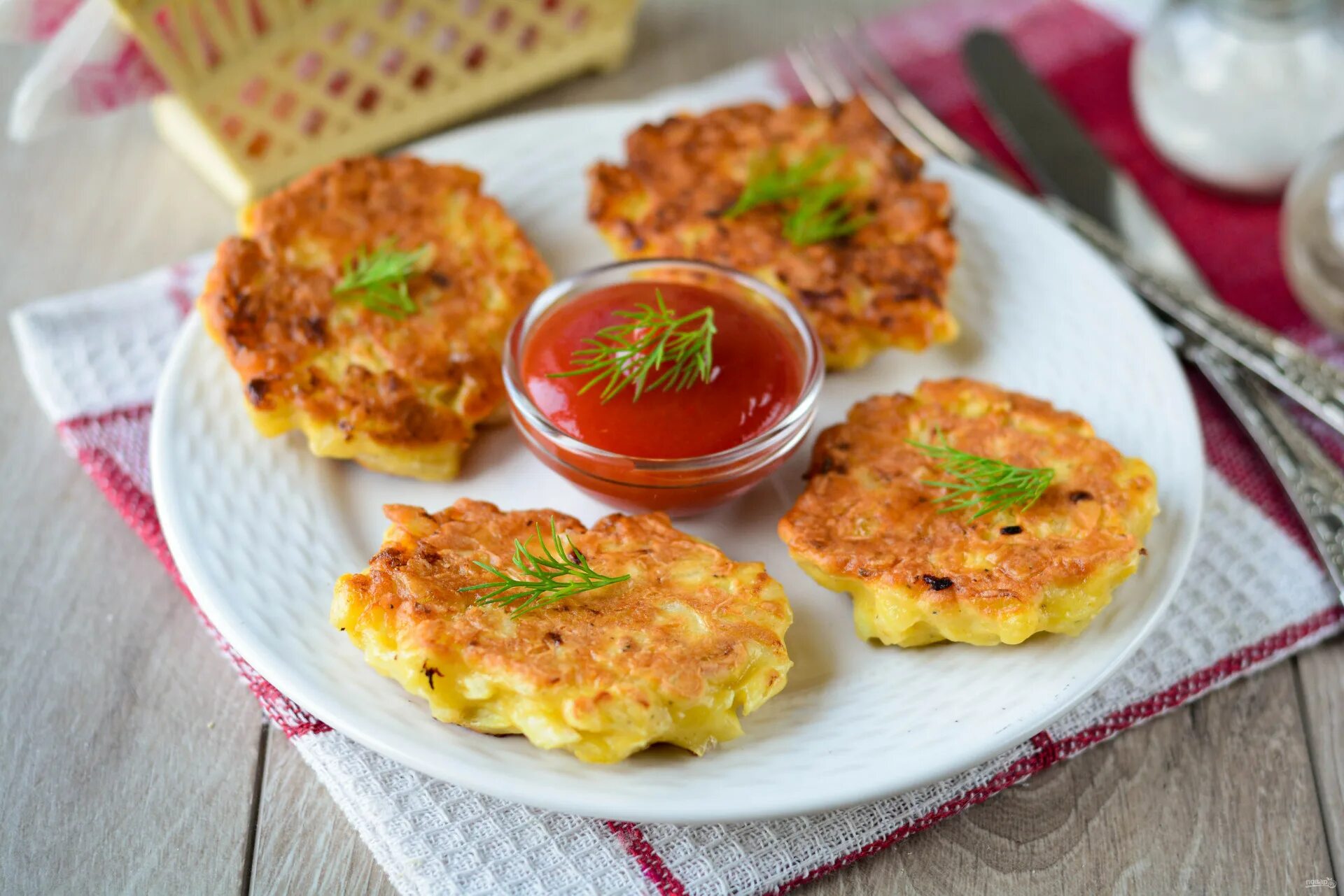 Луковые котлеты. Луковые котлеты. Луковые котлеты. Щучьи котлеты в ресторане. Луковые биточки.