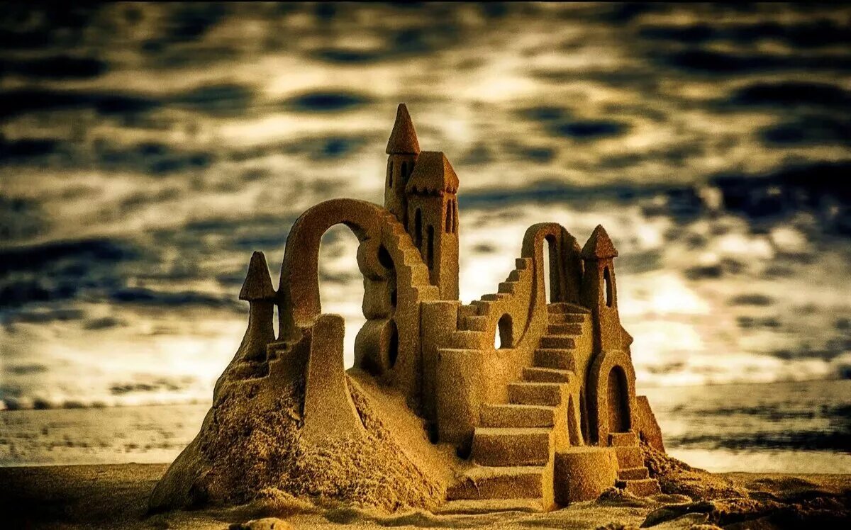 Замок из песка на пляже. Стих про замок. Башня из песка. Песочный замок. День замка из песка (sandcastle day).