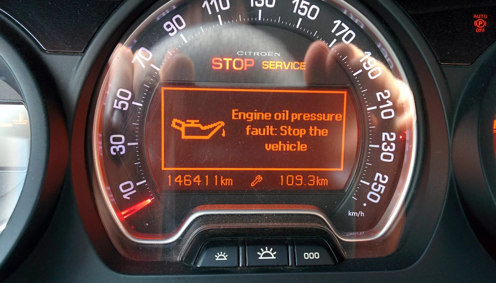 Stop faulted. Engine Fault Ситроен с4 2011 года. Engine Oil Pressure too Low Пежо 308. Engine Oil Pressure Fault stop the vehicle Пежо. Oil Pressure Fault.