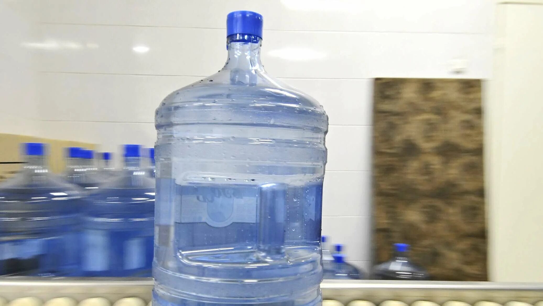Питьевая вода. Вода артезианская в бутылях. Питьевая вода в бутылях. Питьевая вода домой. Вода 19 литров.