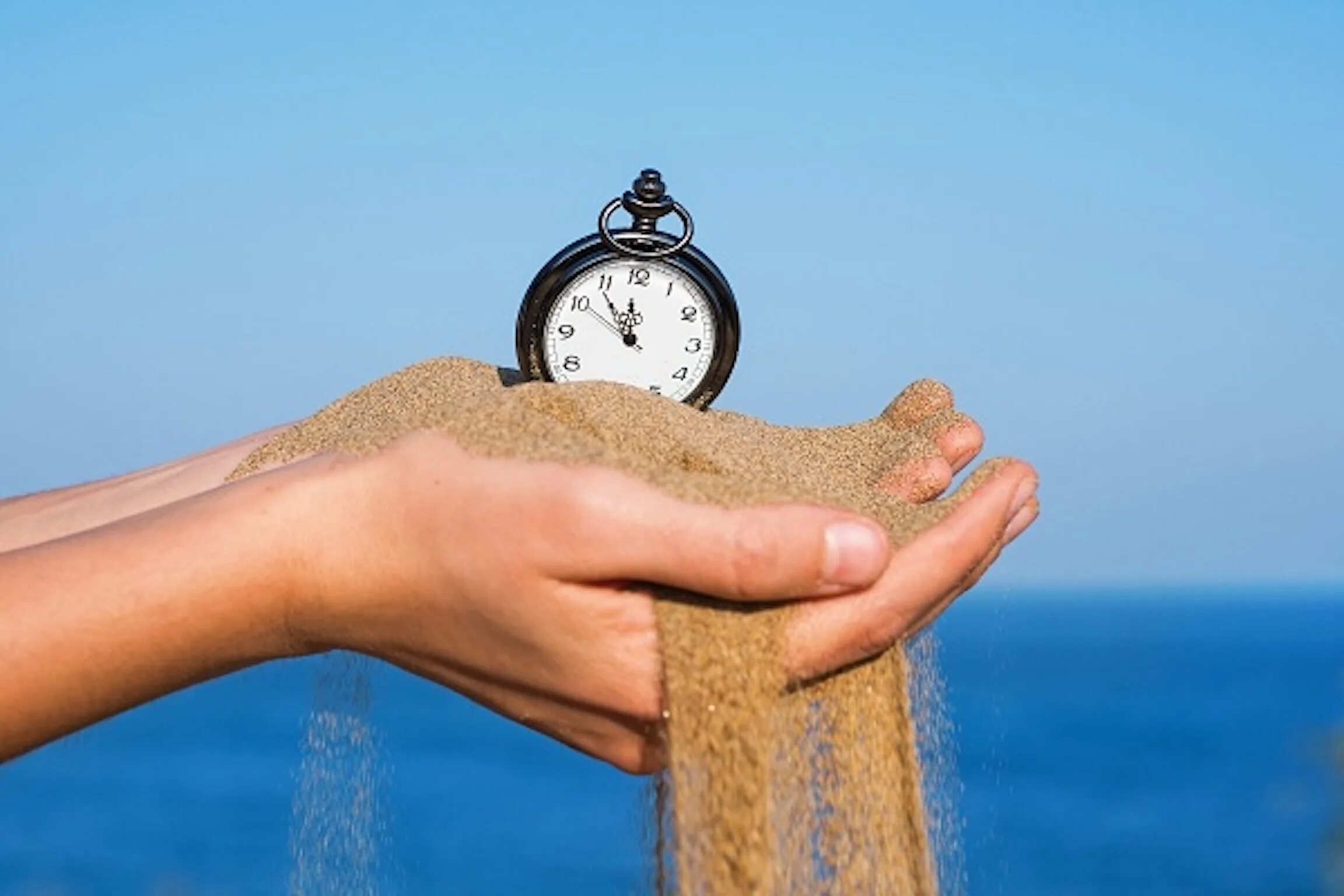 Время песок. Часы в песке. Песочные часы в руках. Рука с часами. Как связаны время и жизнь