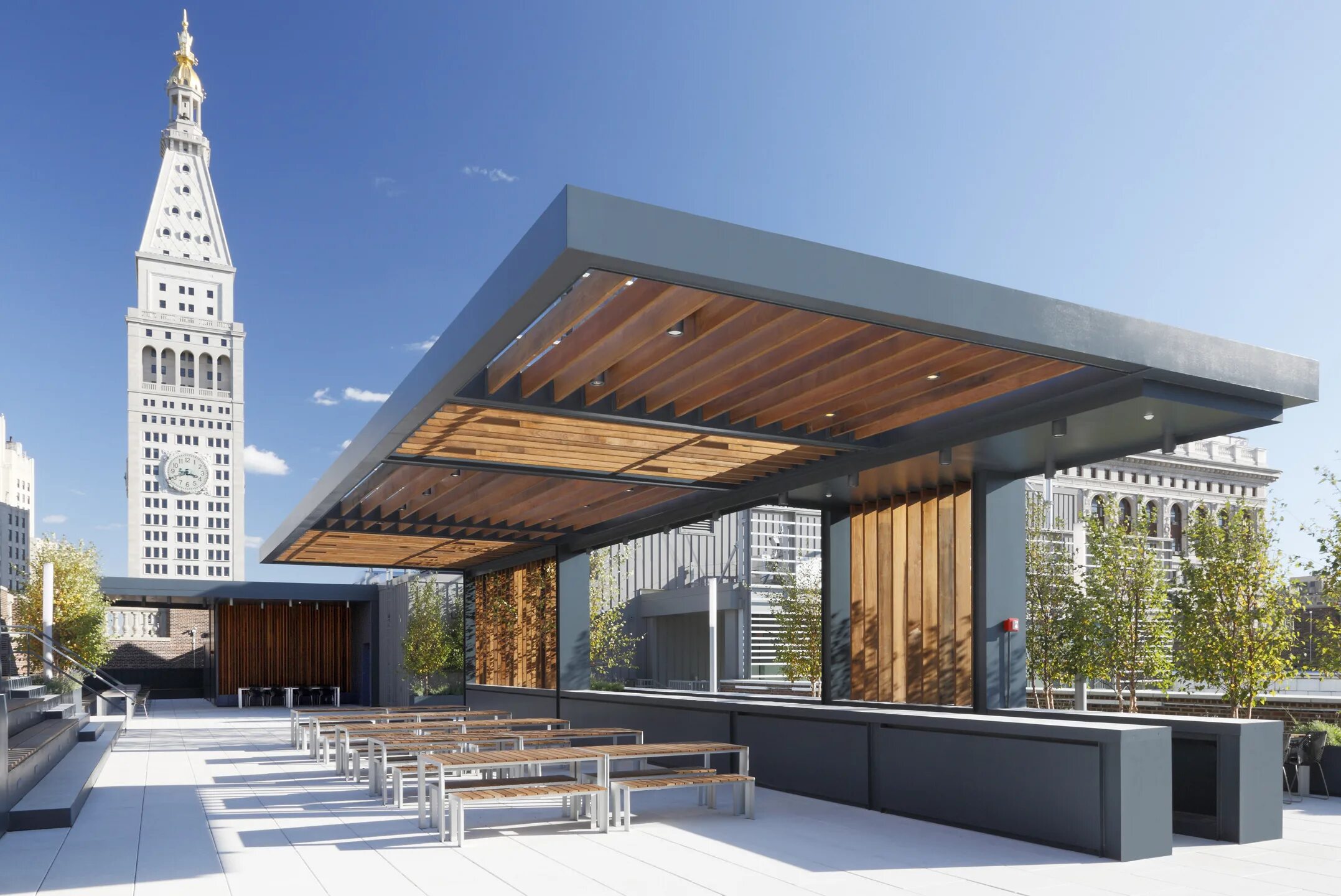 Тини хаус с террасой. Терраса пергола второй этаж. Терраса на крыше. Терраса здания. Пергола нью йорк.