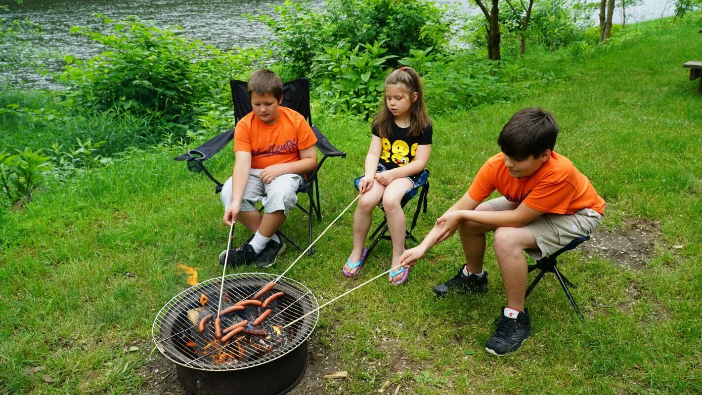 Camp глагол. Kids cute Camp. Camp Flashcards. Camping picture to describe. Picture to describe go Camping.