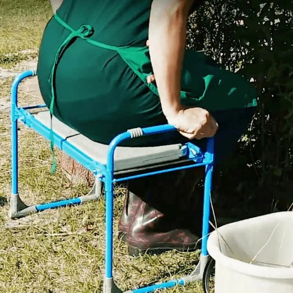 Скамейка в огороде. Скамейка для работы в саду и огороде. Скамейка-перевертыш "дачная". Табурет для огорода. Табурет для огорода.