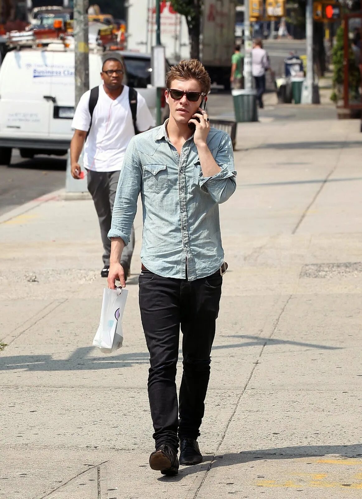 Актер со смартфоном. Молодой человек идет. Молодой человек идет. Молодой человек идет. Парень с рюкзаком.