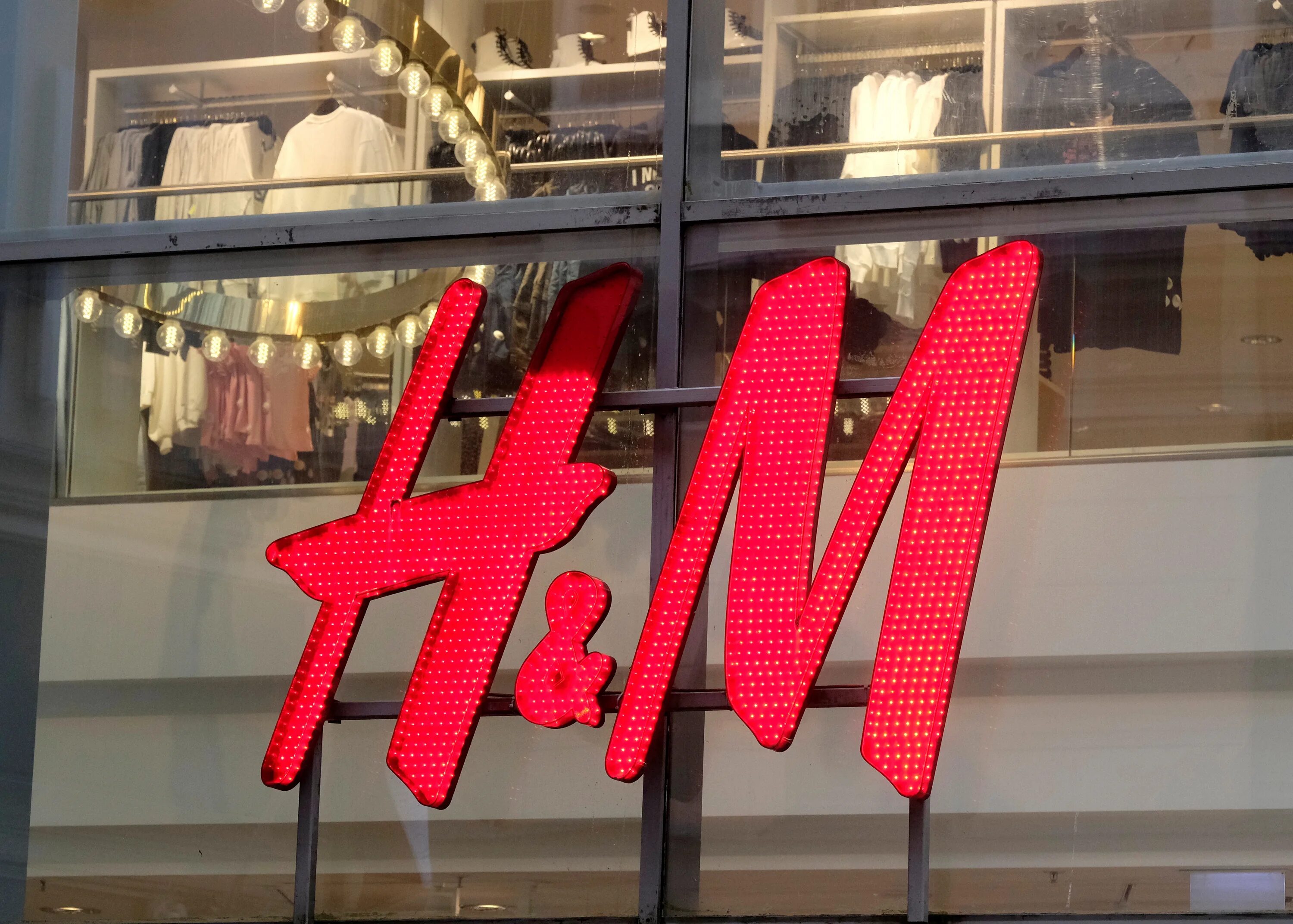 H m he. H&M hennes & Mauritz. Бренд h m. H M логотип. H M магазин.