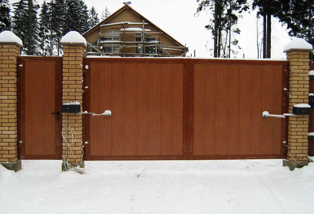 ворота во двор распашные. электромеханический замок на распашные ворота. серый кованый забор. распашные ворота с автоматикой. открывающиеся распашные ворота во двор.