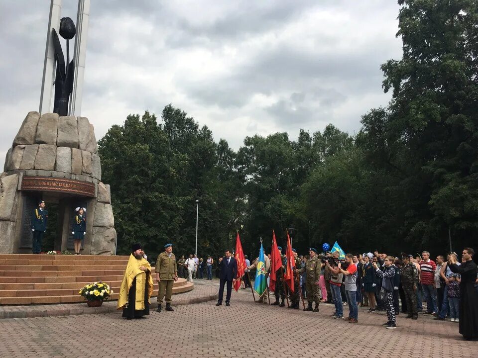 2 августа новокузнецк. 2 августа новокузнецк. Праздник вдв с праздником. Памятник черный тюльпан в новокузнецке. Российские десантники.