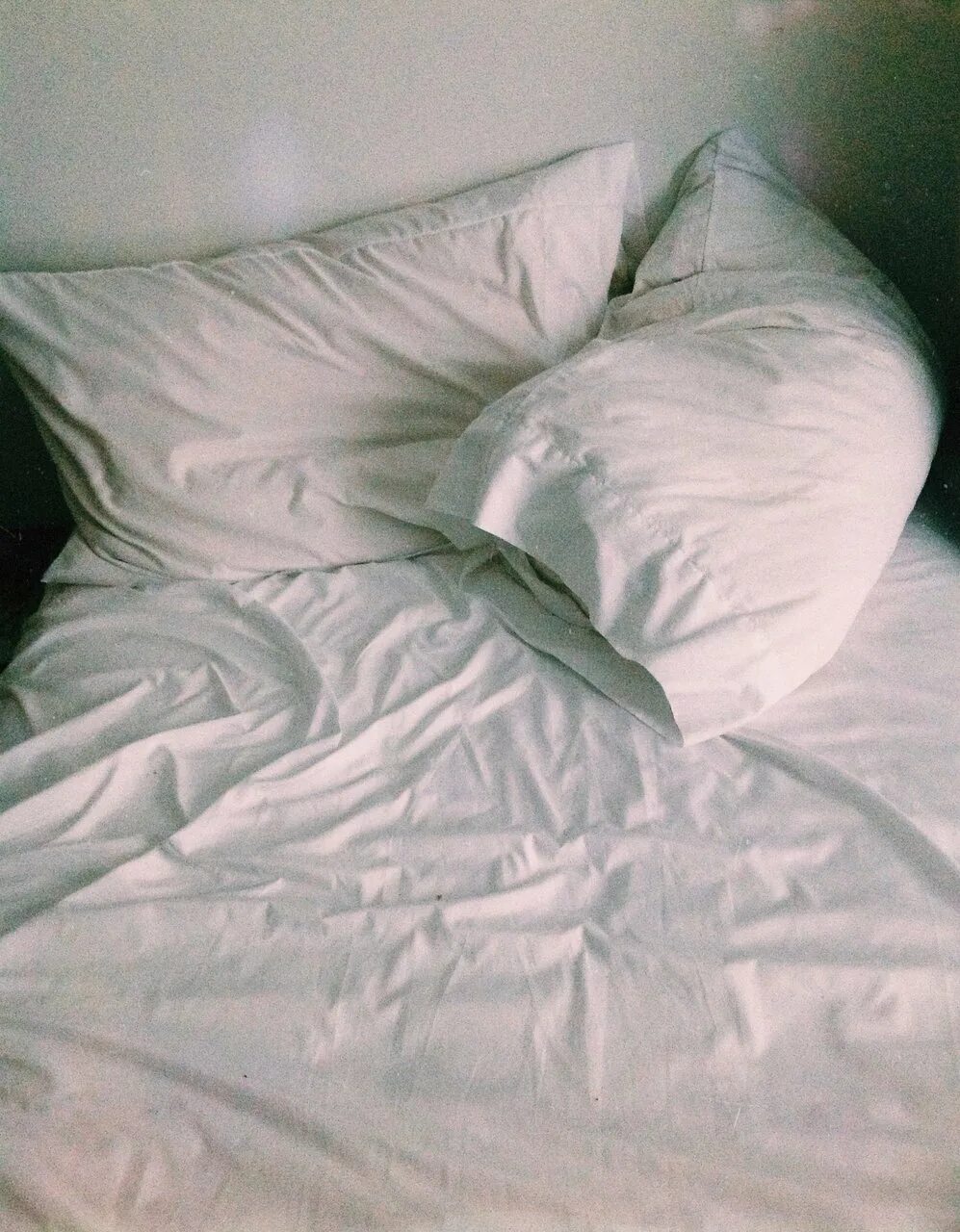 Постель ровно. Кровать сверху. Кровать сверху без одеяла. Кровать вид сверху. Смятая постель.