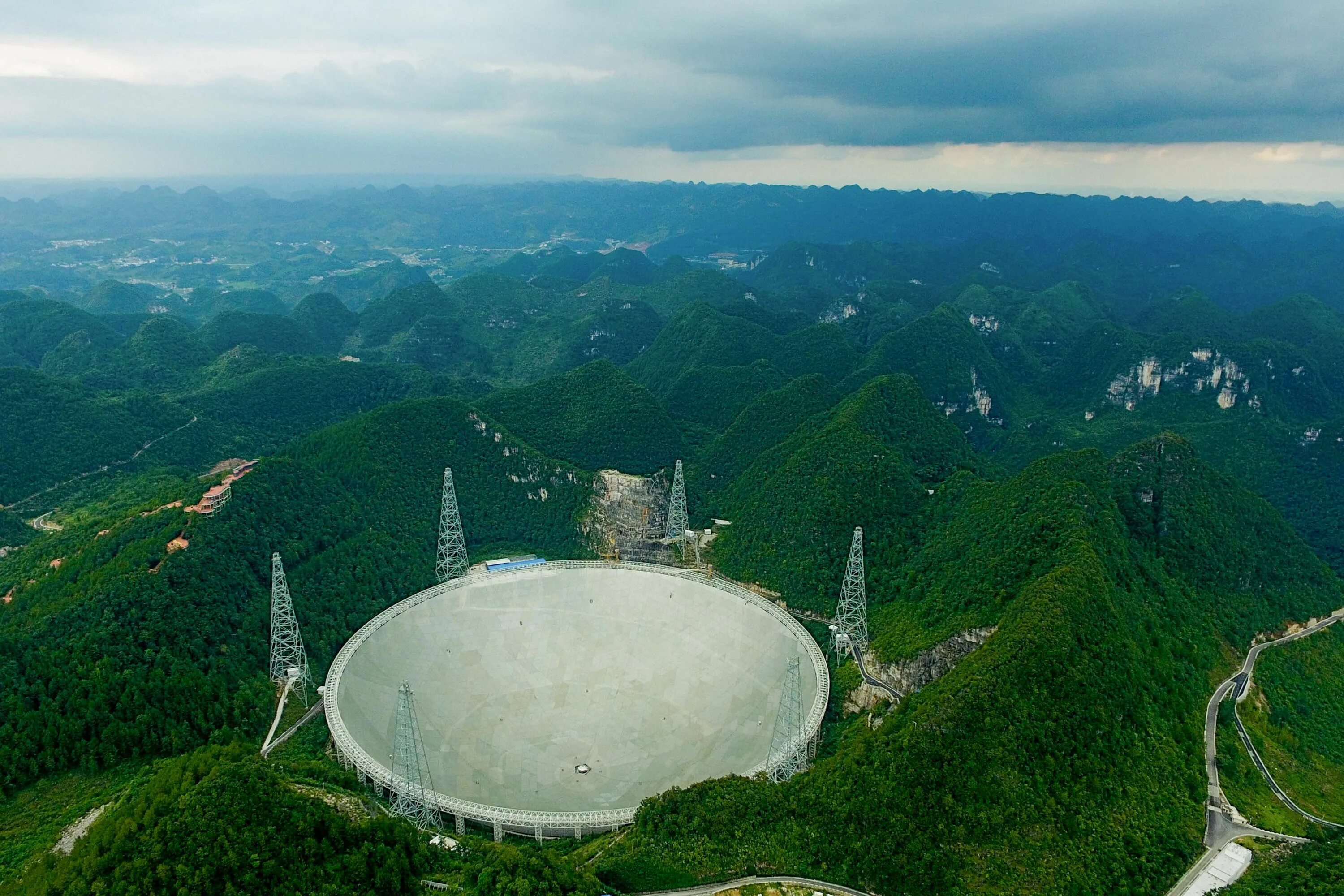 Самый большой телескоп в мире находится. Радиотелескоп фаст в Китае. Радиотелескоп в Китае fast. Китайская обсерватория Небесный глаз радиотелескоп. Телескоп fast Китай.