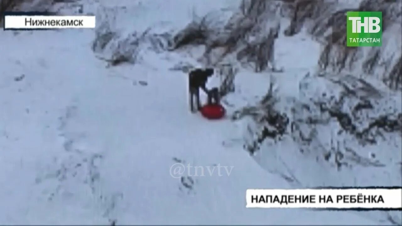 Первые видео нападения на крокус. Пидофил напал на ребёнка. В Нижнекамске напал на девочку.