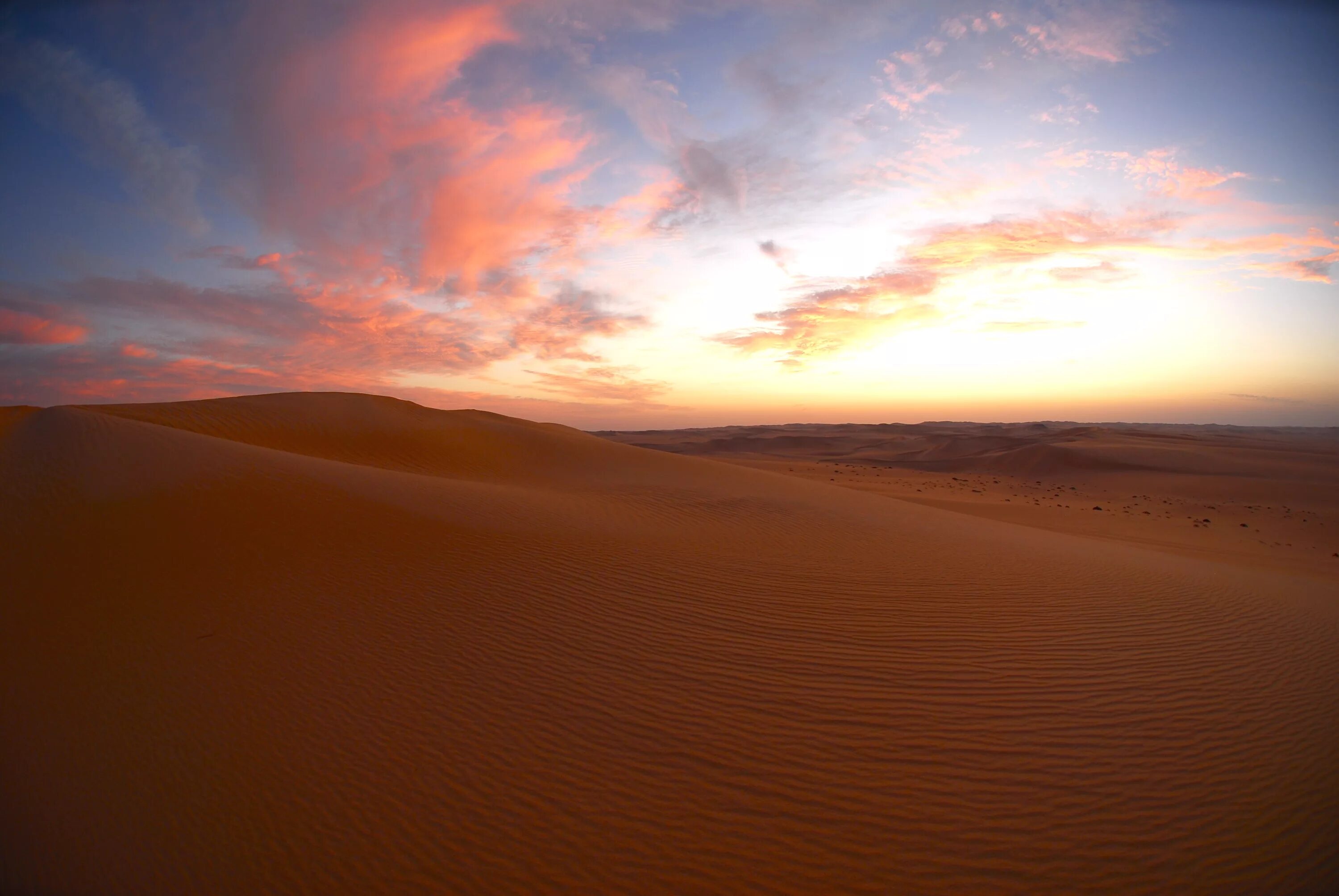 небо в пустыне. небо над пустыней. холмы аризона панорама. бескрайняя пустыня. облака над пустыней.
