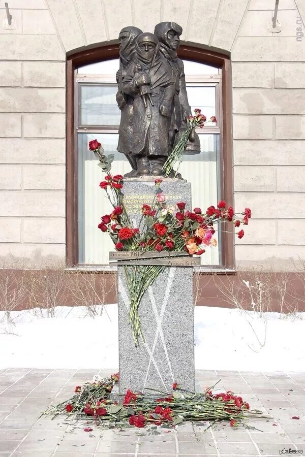 Блокадные памятники. Памятник детям блокады в красноярске. Блокадные памятники. Памятник блокадникам в омске. Памятник детям ленинграда в санкт петербурге.