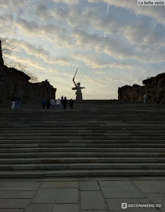 Снять квартиру в волгограде. Мамаев курган высота. Волгоград мемориальный комплекс на мамаевом кургане. Аллея тополей на мамаевом кургане. Мамаев курган волгоград.