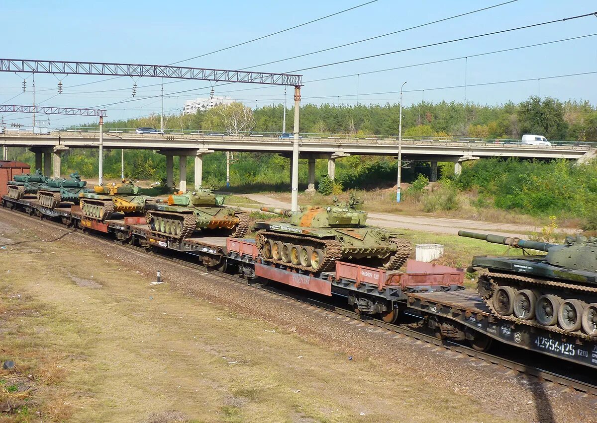 Уничтожен эшелон. Поезд с военной техникой. Военные эшелоны на железной дороге. Воинский поезд. Военная техника на платформе.