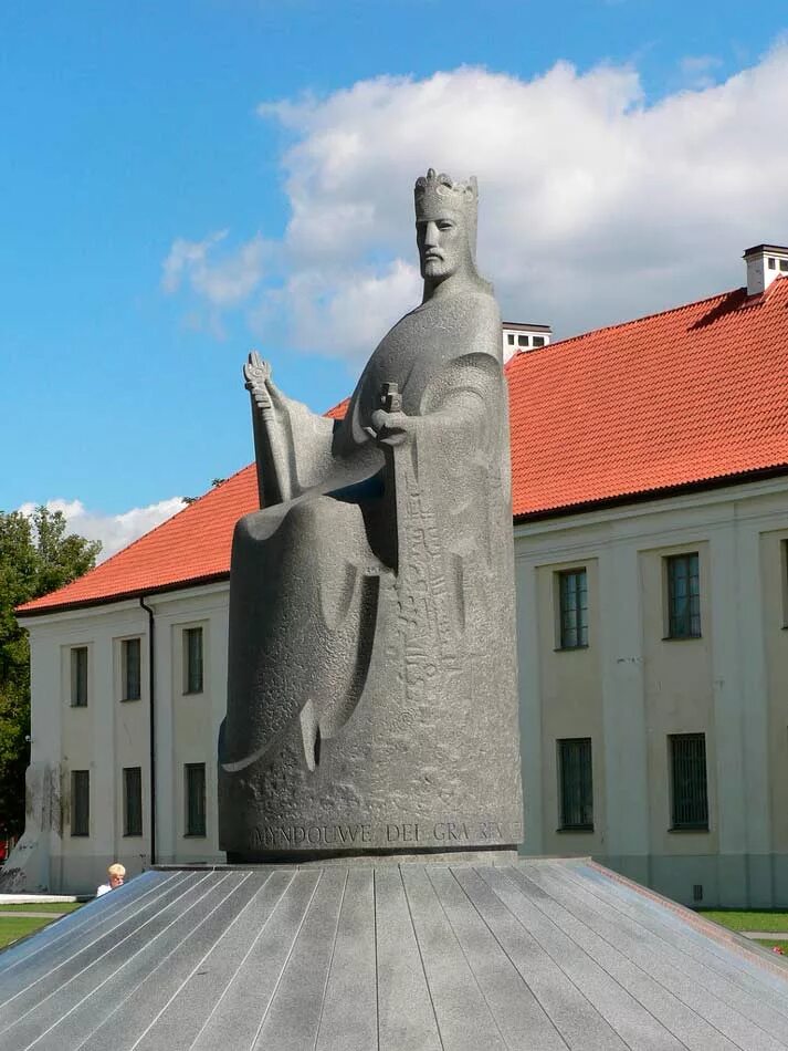 Памятник Миндовгу в Новогрудке. Памятник Миндовгу в Вильнюсе. Литва памятник королю Миндаугасу. Король Миндовг Литва.