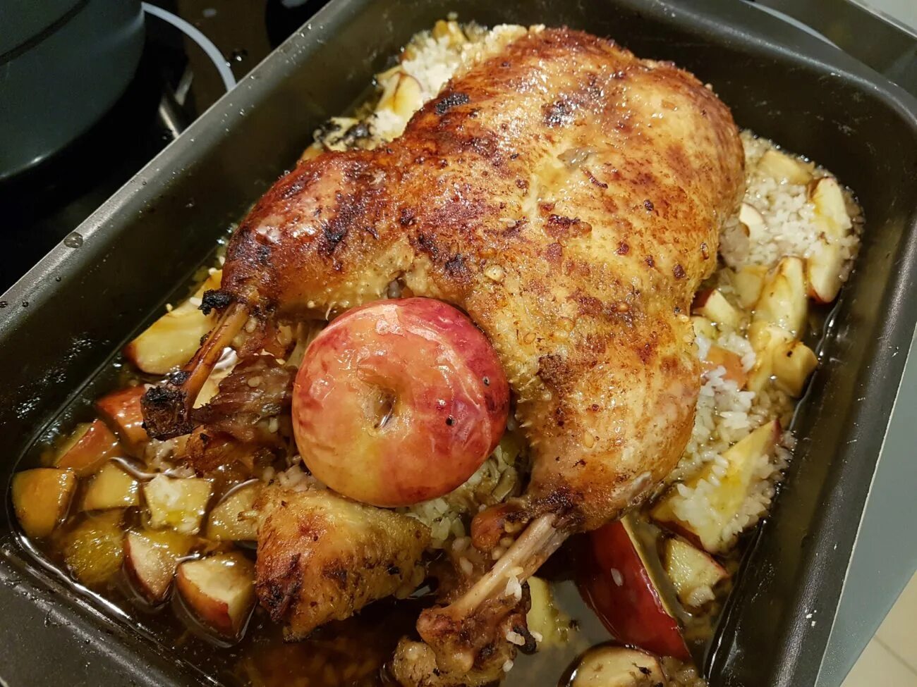 Запечённая утка с рисом. Утка фаршированная рисом и яблоками в духовке. Утка фаршированная рисом в духовке. Утка фаршированная. Утка фаршированная рисом и яблоками в духовке.