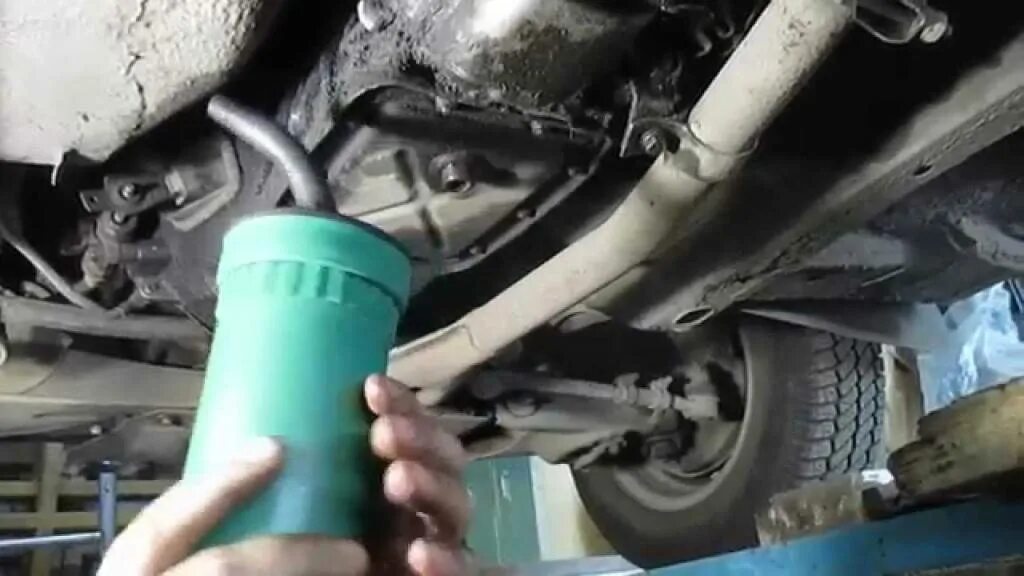 Замена масла кпп ваз. Масло в кпп ваз 2115. Течет масло с коробки ваз 2114. Замена масла кпп ваз. Кпп ваз-21809 масло.