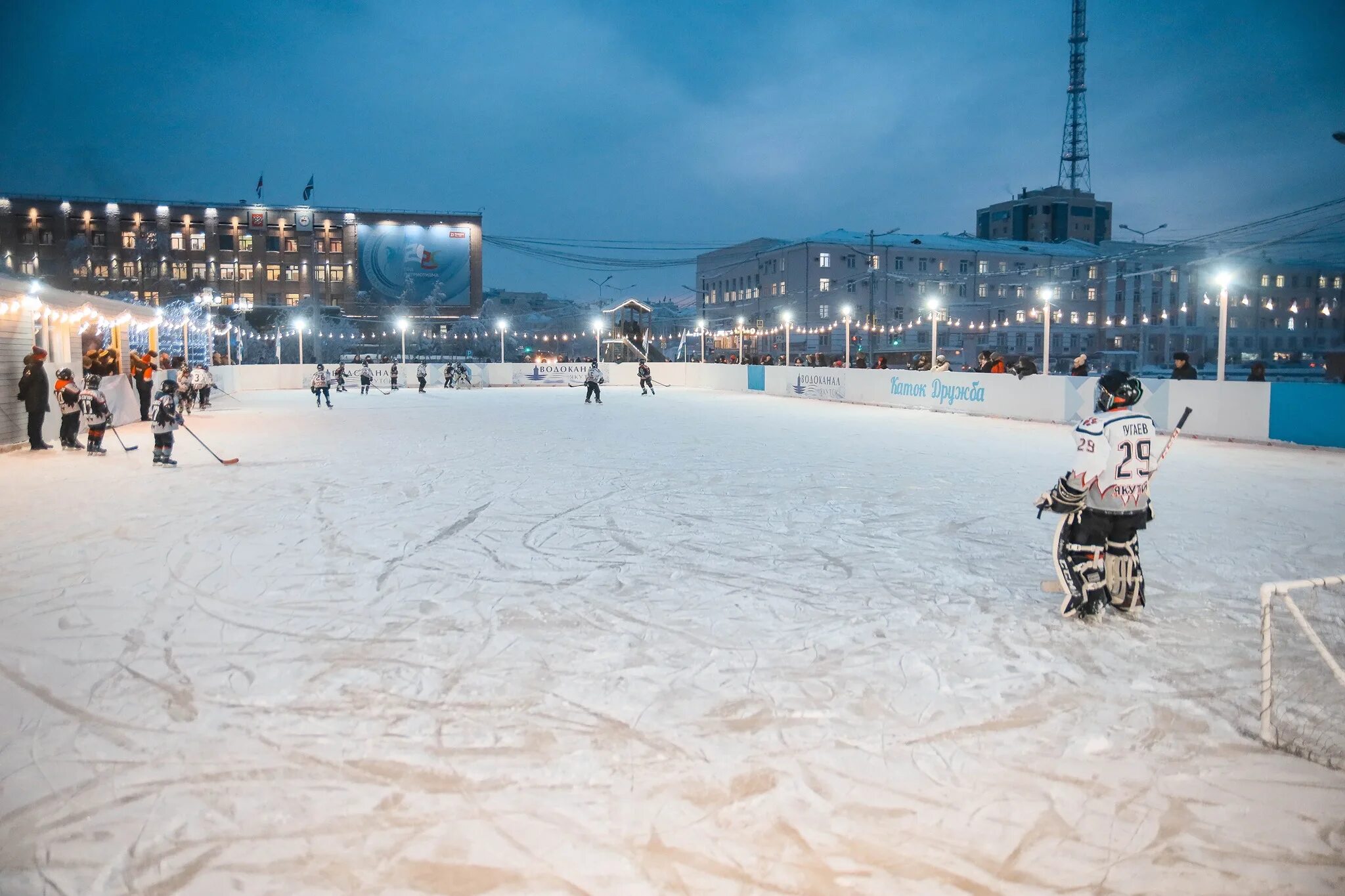 Каток в Якутске на площади Ленина. Открытый каток СКА на Большевиков. Площадь Ленина Якутск коток. Каток на проспекте Ленина Якутск. Город прокат коньков