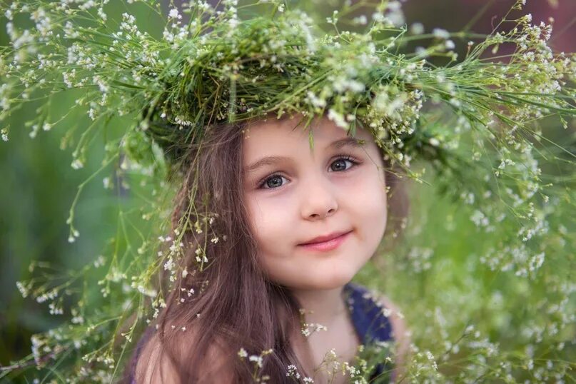 Девочки в лагере. Девочки малые. Сток видео девочка подросток. Девочка 10 лет на даче. Девочки в летнем лагере.