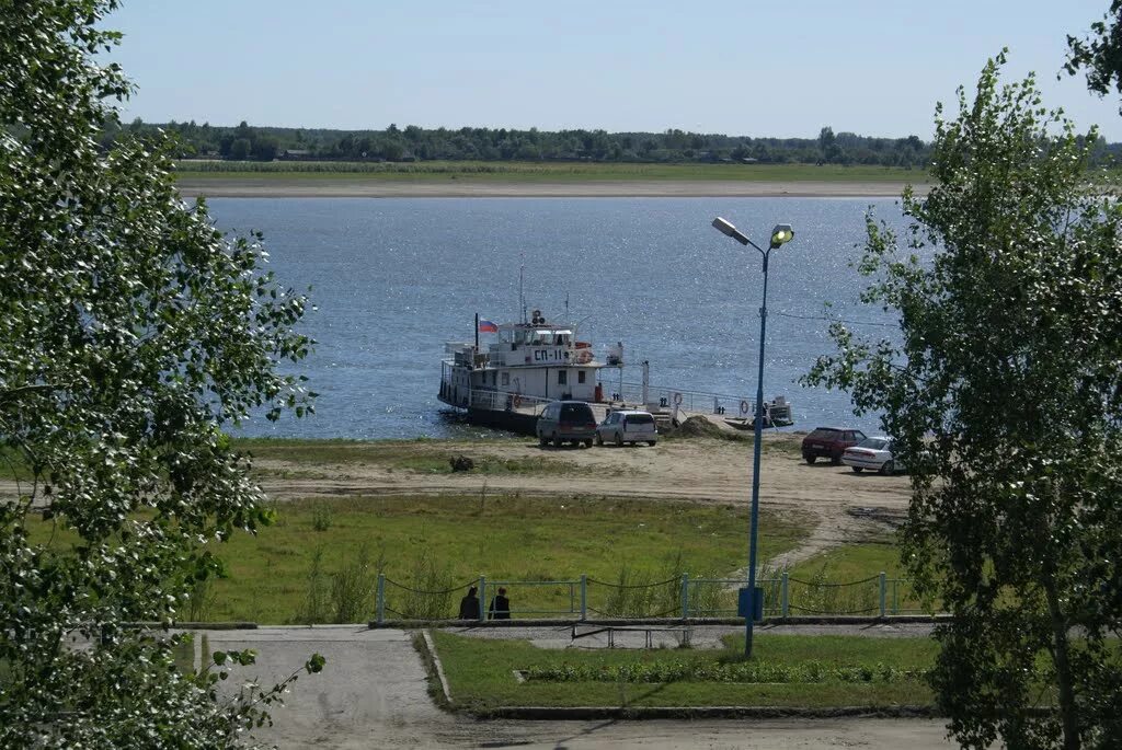Паром маленький. Речной порт великий устюг. Автомобильный паром. Паромная переправа сызрань бестужевка. Тутаев пристань волга.
