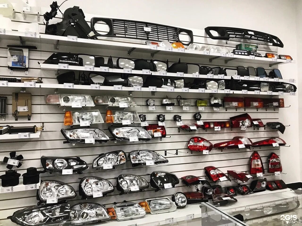 где продается запчасти. витрина магазина запчастей. запасные части для автомобиля. оригинальные запчасти для автомобилей. автозапчасти для иномарок.