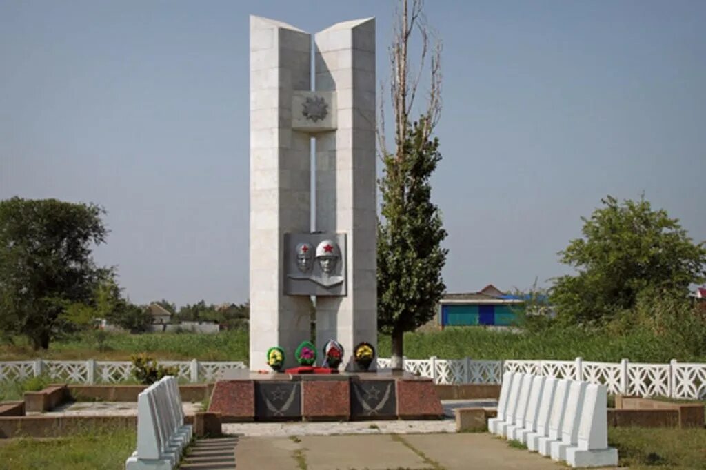 Погода волгоградская область поселок. Парк Победы Иловля. Парк Победы Волгоградской области Иловля. Братские могилы Иловлинского района Волгоградской области. Братская могила на ст Лог Иловлинский район.