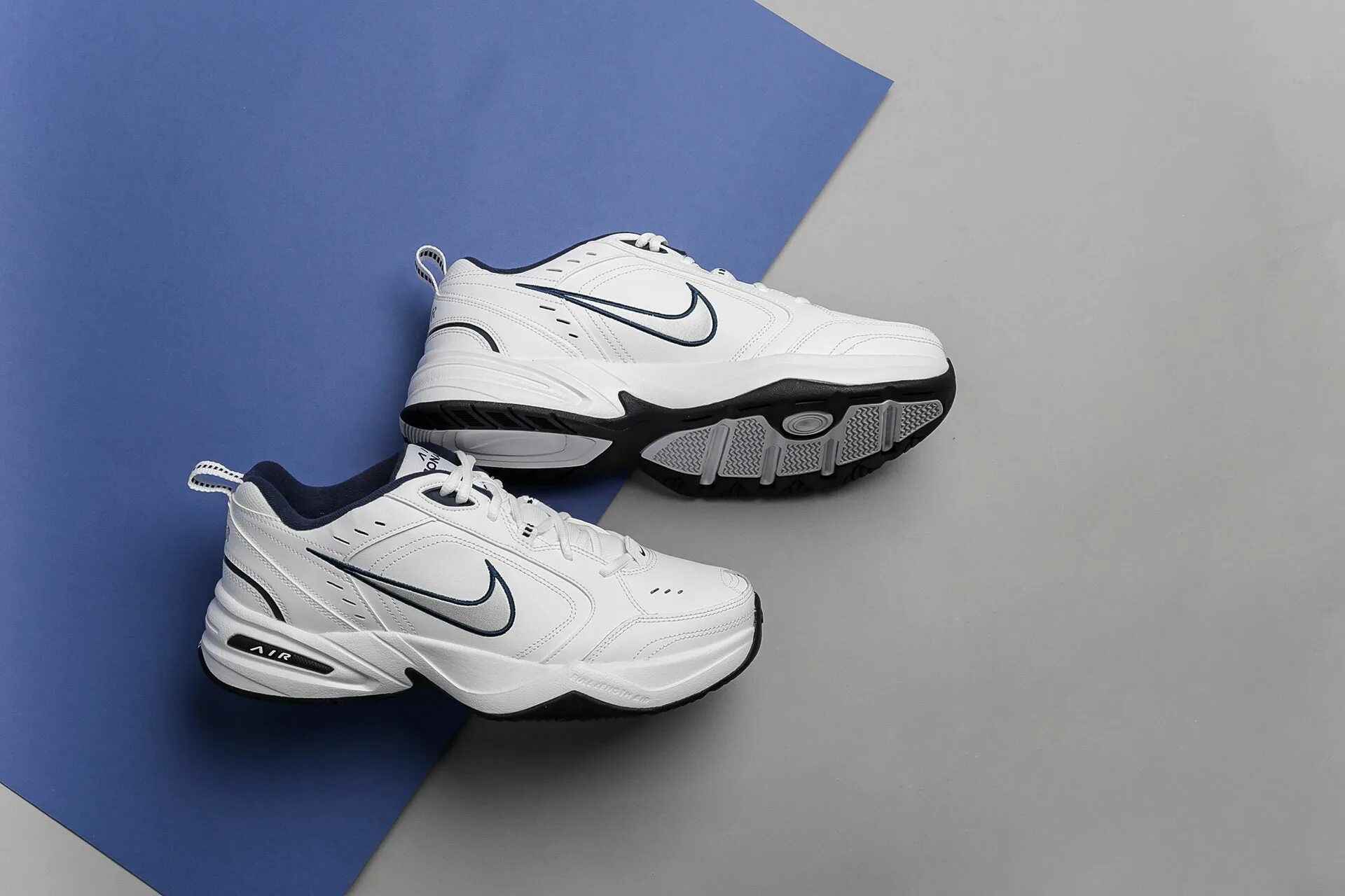 Кроссовки мужские air monarch iv. Nike Air Monarch 4 White. Nike Air Monarch 4 белые. Кроссовки Nike Air Monarch White. Nike Air Monarch белые.