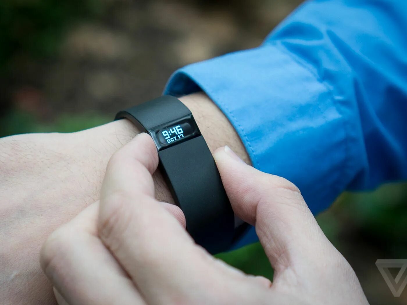 Браслет Fitbit Force. Fitbit charge 1. Fitbit часы 5. Fitbit первый браслет.