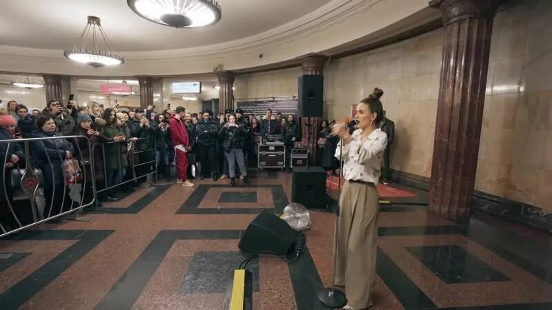 Девушка поющая в метро. Zivert в метро. певица пела в метро. концерт в метро. концерт на курской в метро.
