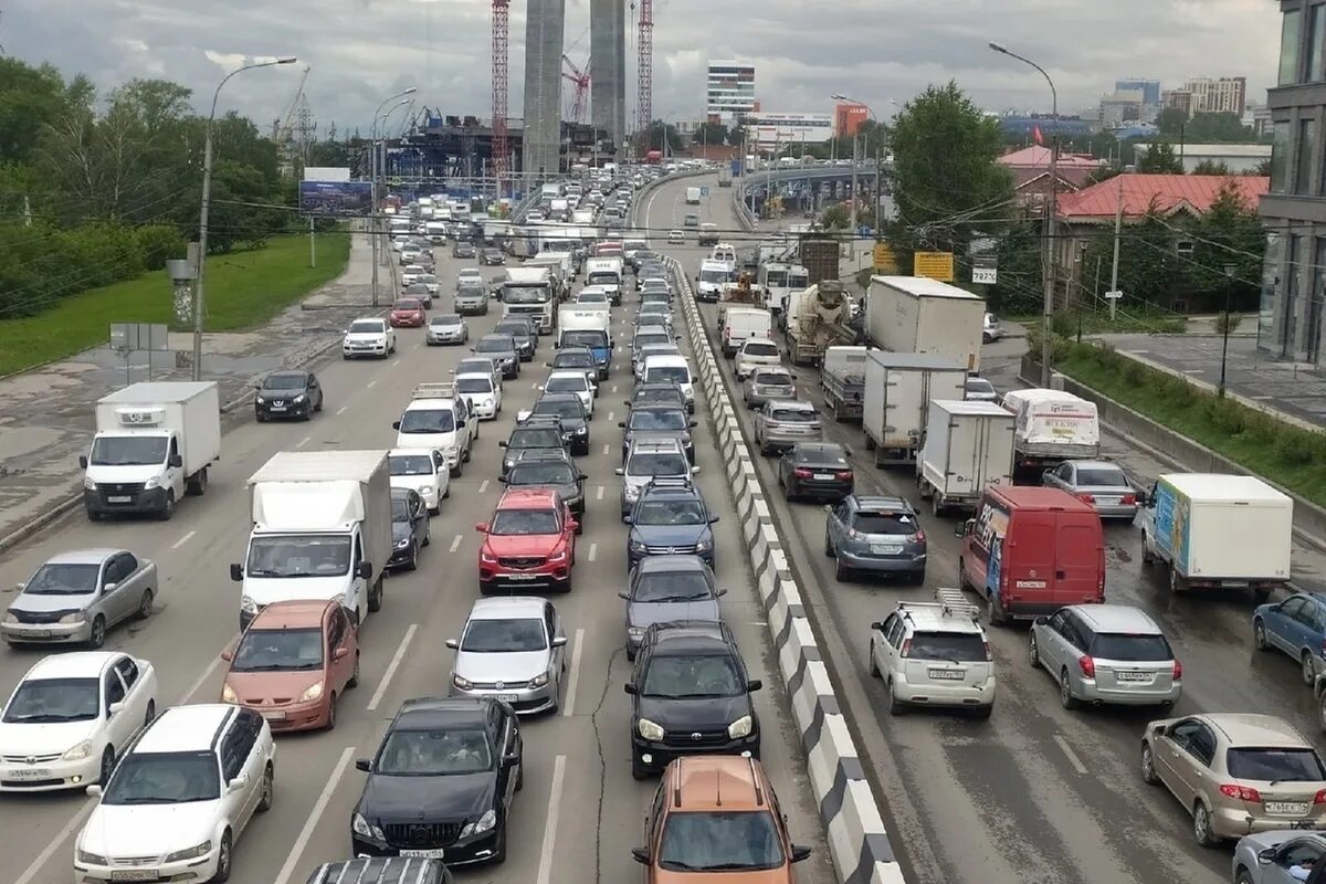 Пробки приколы. Пробки в москве. Авария на киевском шоссе 21 ноября 2022 года. Причины пробок. Пробка самара в машине.