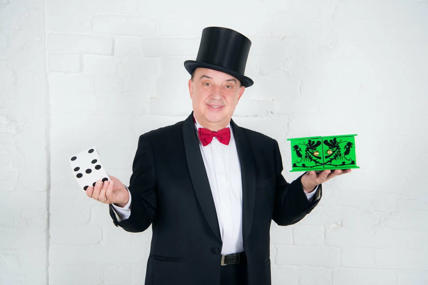 иллюзионист конферансье. престо фокусник. кукла конферансье. римас новицкий фокусник. тамада иллюстрация.