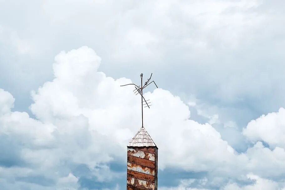 Башня ветра. Антенна на дымоходе. Башня ветров Йокогама. Разрыв ветра