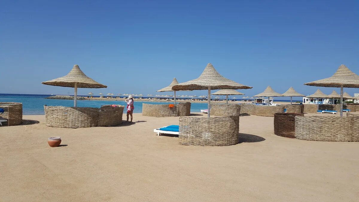 Отель Корал Бич Хургада Египет. Клеопатра Корал Бич Хургада. Hurghada Coral Beach Resort пляж. Корал Бич Хургада нудистский.