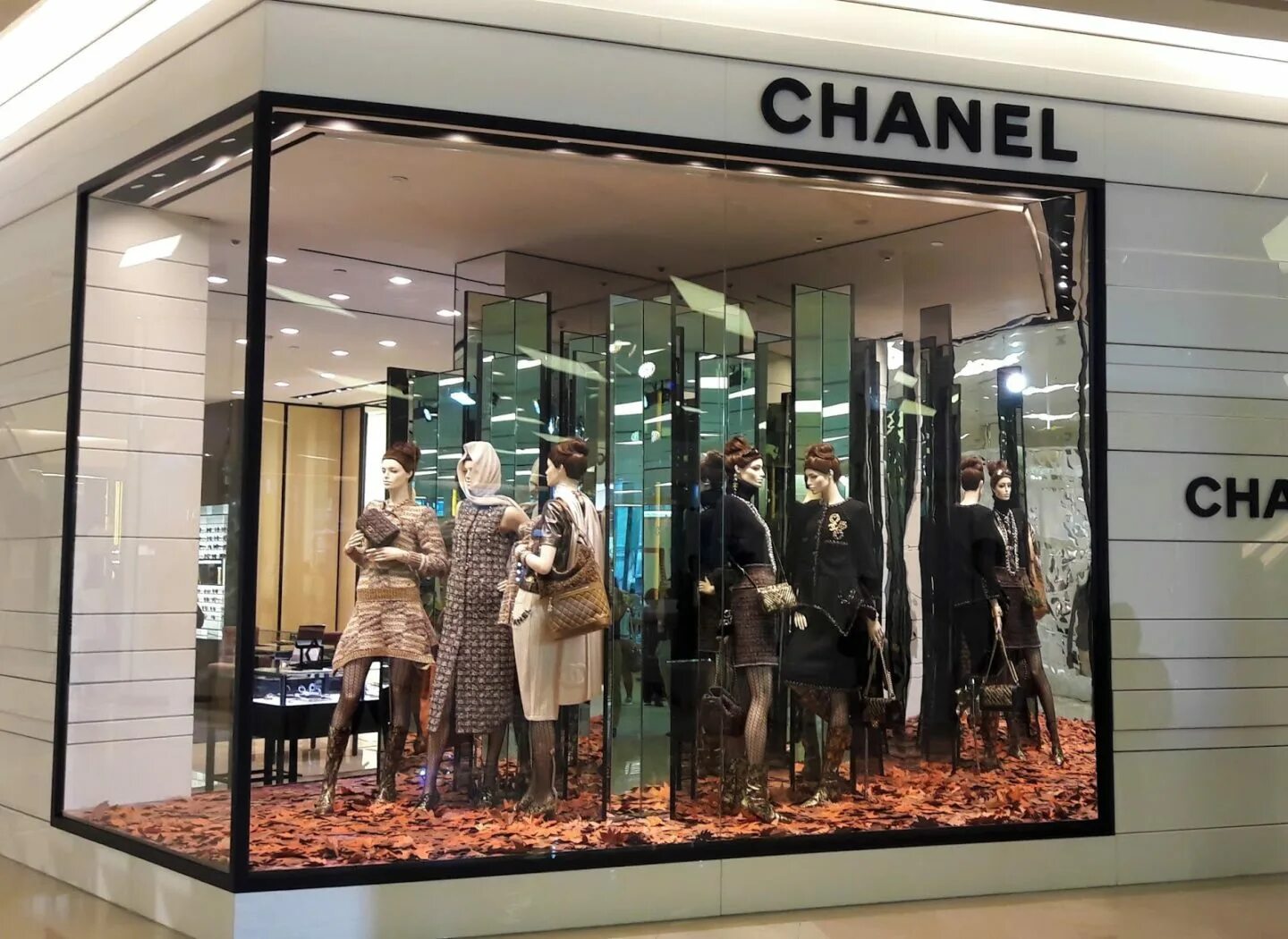 Витрина ч. Chanel Siam Paragon. Витрина Chanel. Витрины Chanel 2022. Витрины Шанель 2023.