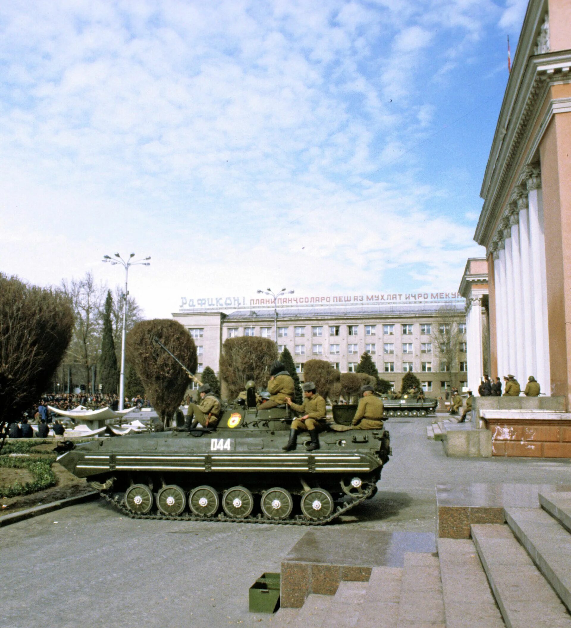 События в душанбе. Душанбе 1990. Массовые беспорядки в Душанбе (1990). Здание правительства Душанбе 1990.