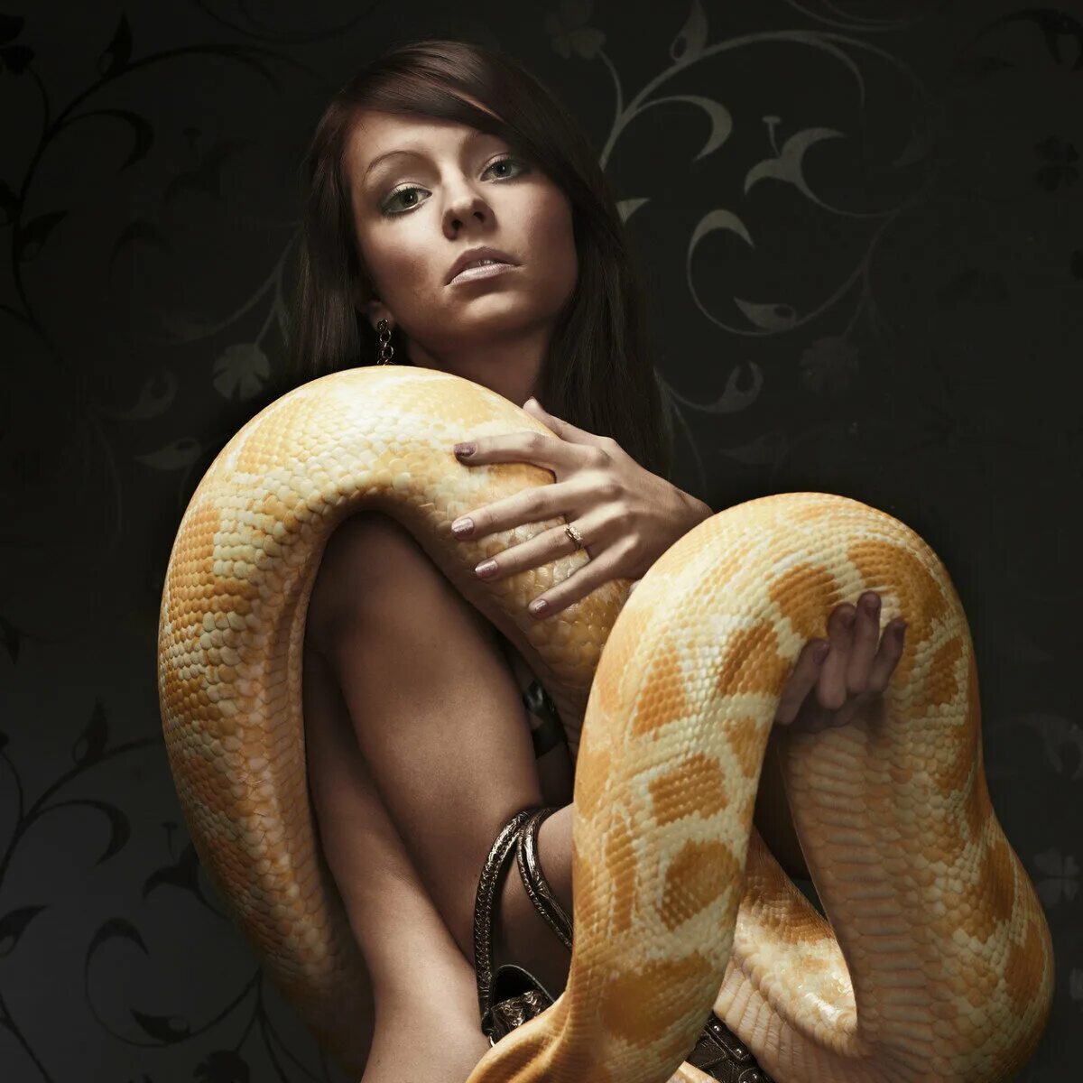Змея на полу. Девушка змея. Девушка со змеями. Красивая девушка со змеей.